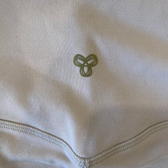 Light Grey Aritzia 7" Inseam Biker Shorts Size 2 - Picture 2 of 3